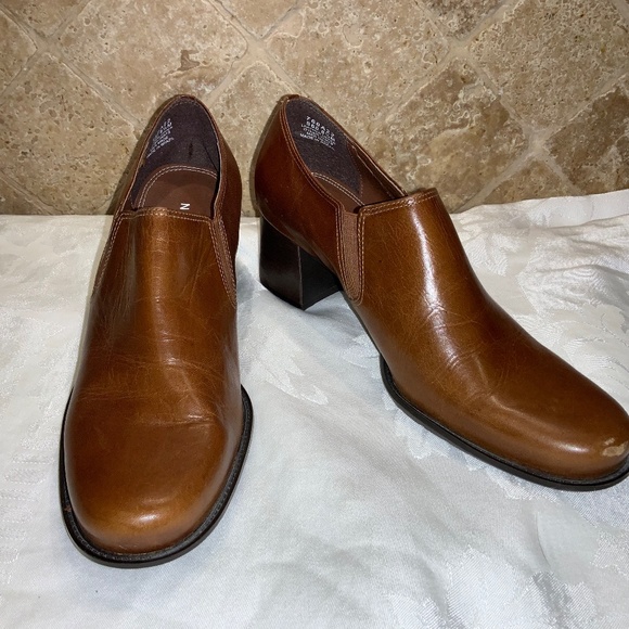 Naturalizer leather slip on shoes Sz 8.5M chunky heel - Picture 1 of 10